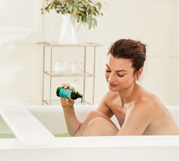 Image without a name Kneipp Refreshing Eucalyptus Bath Oil being poured into a tub